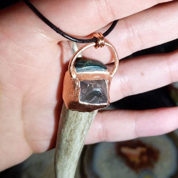 'Xetor' Bloodstone Mannuz Rune, Deer Horn & Octagonal Fluorite Necklace - Picture 4 of 6